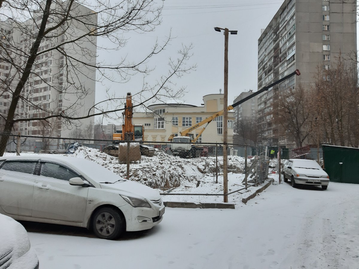 Стройка активно вторгается в дворовое пространство первого дома первого союзного МЖК, идеолога этого очень перспективного в своё время подхода к организации местного самоуправления.