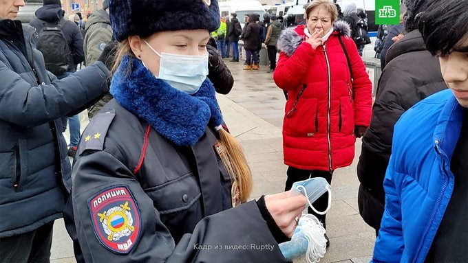 Митинги 2017. Полицейские раздают чай на митинге. Полицейские на митинге в Москве. Митинги в масках в Москве. В медицинской маске митингующий.