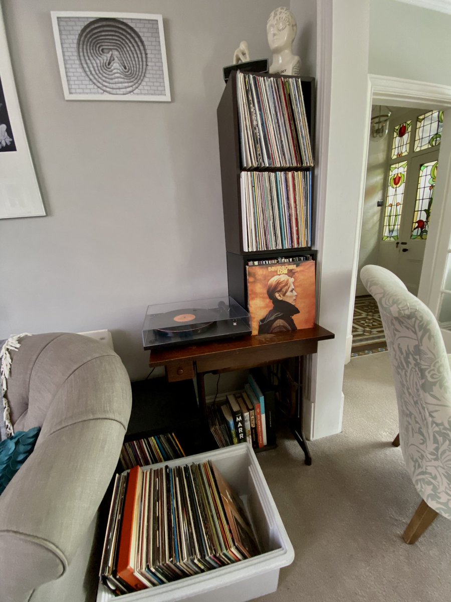 O5BORNE's tweet image. When someone tells you they’re selling a record collection including 21 first edition Bowie LPS 🙌🏻😍 🙌🏻#vinylhaul #needmorestorage @DavidBowieReal #Bowie