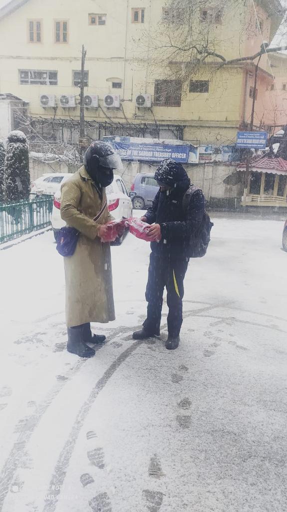 1kunalbahl's tweet photo. Great to see @snapdeal continuing to deliver in Kashmir in the snow! 🏔️🌨️❄️ https://t.co/kFe5BFvwqQ