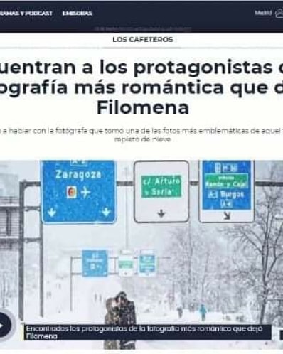 ¿ME AYUDÁIS? Buscamos protagonistas de la fotografía, donde una pareja se besaba. Me proponen encontrarlos para poderlos dar un merecido premio, por eso os pido vuestra ayuda, para que nuestra historia también tenga un merecido premio. <a href="/CadenaSerBurgos/">Radio Castilla</a> <a href="/la8burgos/">La 8 Burgos</a> <a href="/burgosconecta/">BURGOSconecta</a>