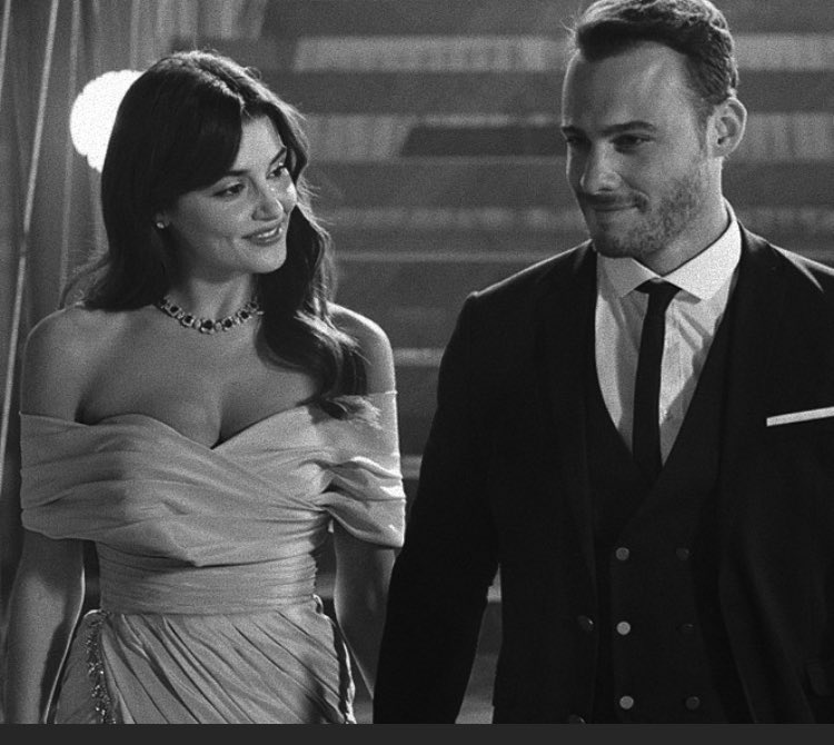 Lütfen live çok özledik sizi ♥️<a href="/KeremBursin/">Kerem Bürsin (Mavi Tik ;)</a> <a href="/HandeErcel/">Hande Erçel</a> 

  #edabolat