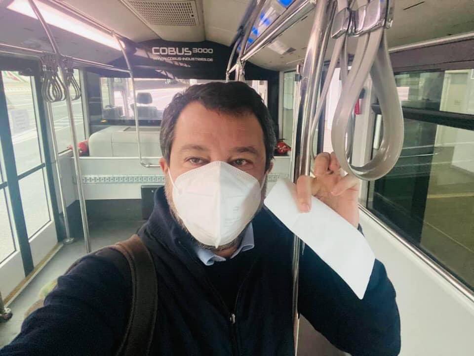 pierpi13's tweet photo. Quando vuoi fare la figura di quello che non usa auto blu, ma sali su di un autobus vuoto, fermo e senza conducente. https://t.co/yVP20ovWoK