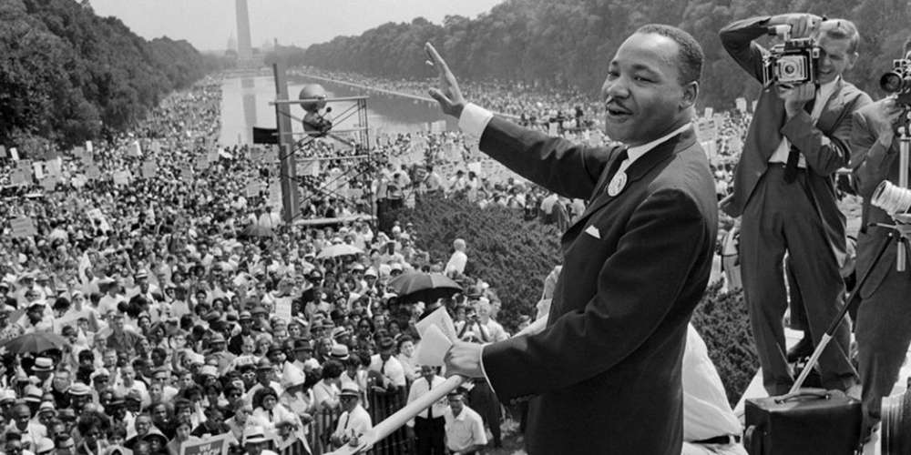 Ces capacités logistiques n'étaient pas aussi développées, par exemple lors des grands mouvements aux USA où Martin Luther King a pris la parole, il avait fallu 6 mois de préparation et des efforts logistiques considérables. 