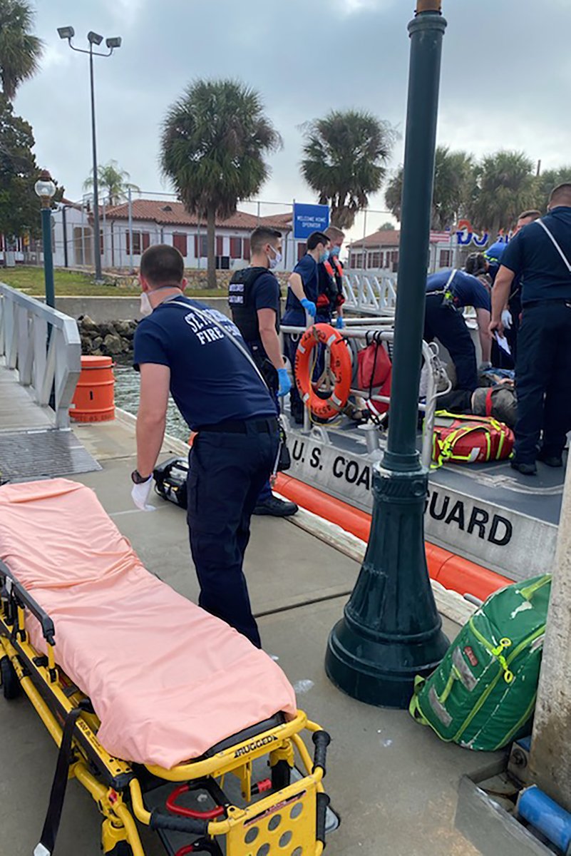 USCGSoutheast's tweet photo. #BreakingNews a @USCG Sector St Petersburg 45-ft Response Boat — Medium boat crew transferred 6 injured boaters to awaiting EMS at Station St. Petersburg after a two-boat collision in Tampa Bay. Read more in the link below. #ReadyRelevantResponsive
https://t.co/GfuAYbMW25 https://t.co/stqXtgXrBA