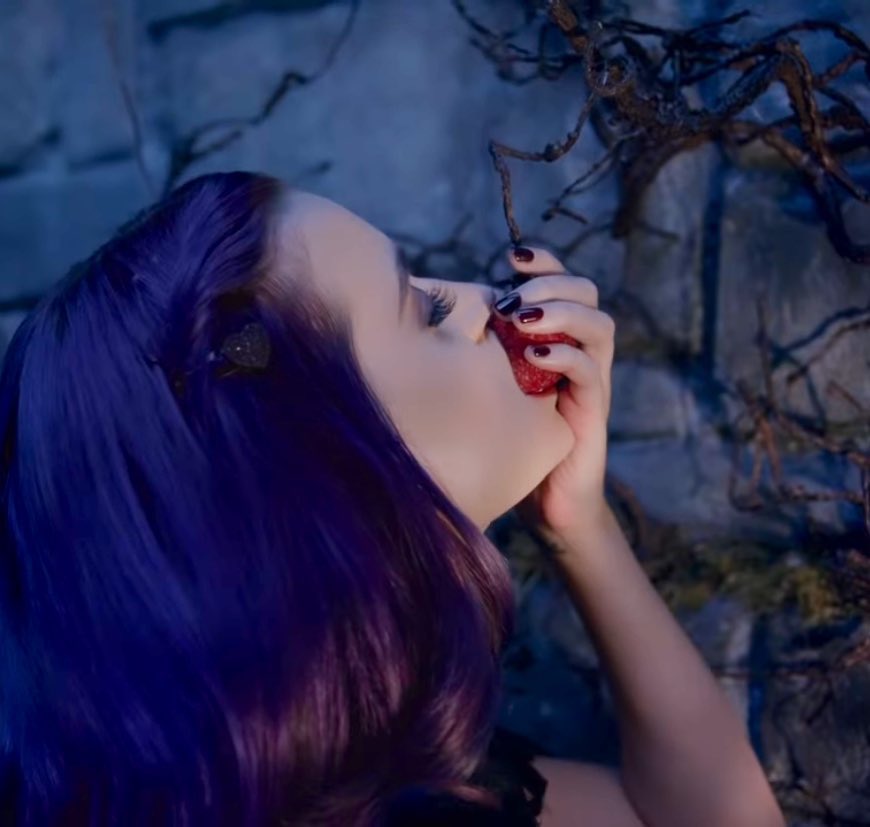 Katy holds a poisoned strawberry, a reference to Snow White. Katy feels that she has been so blind and naive for realizing just now how people (ex. Russell Brand) have been feeding her poison her entire life.