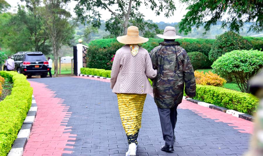 ashburgkatto's tweet photo. Was here n remembered how Bobi lied to Barbie mbu he will make her a real First Lady before he dies ππ
... Shitaani numwuiru π€¦ββοΈ
Wamma Jjajja ne Mama mulumye abayaaye kasita simwe mwabayigiriza enjaga π€£π€ #CongratulationsM7 https://t.co/eVv6THGagq