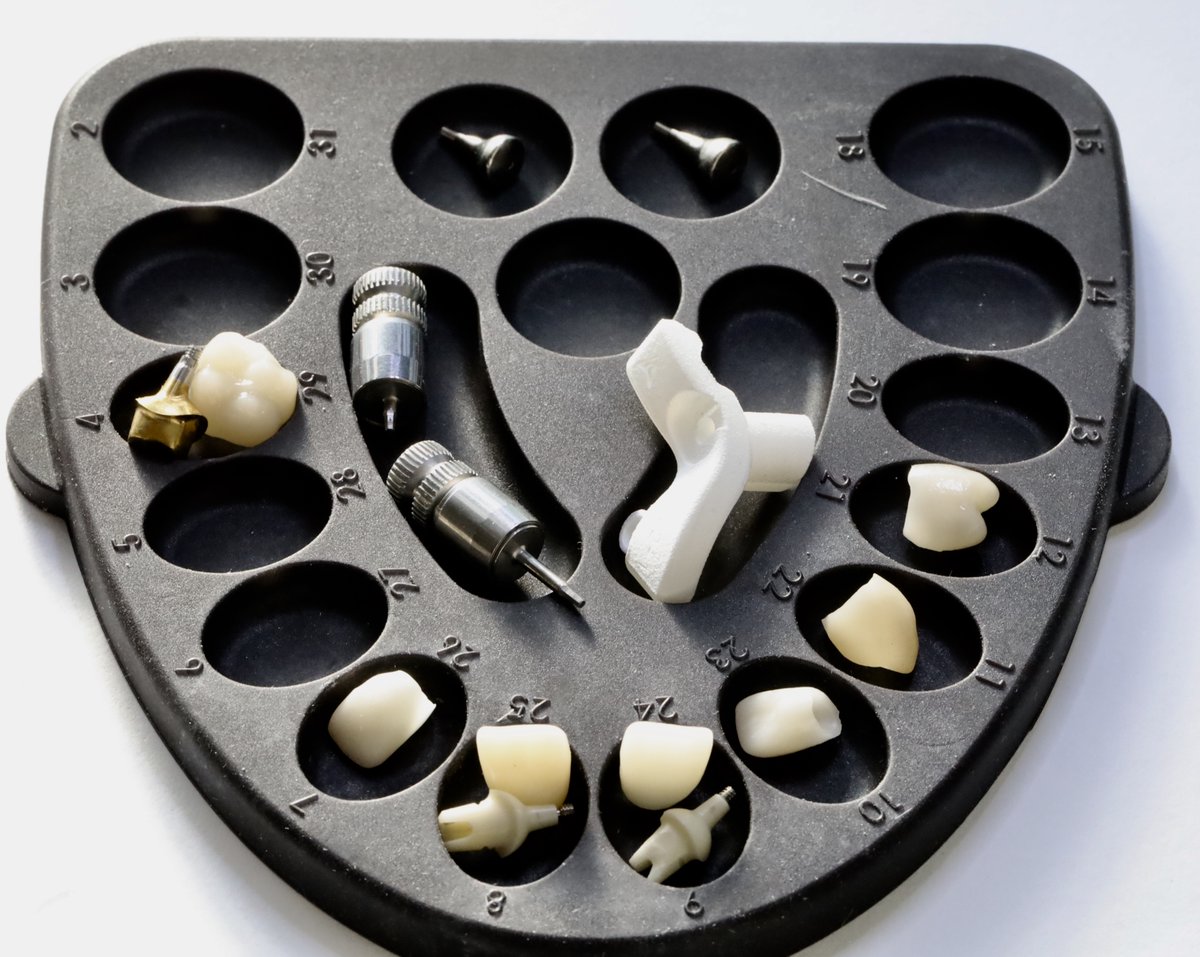 drpmoore's tweet photo. LaminateButler the complete Dental Organiser a lid. Silicon Base  and lid autoclavable. Use for multiple components for procedures such as implants placement or multi veneers, crowns and bridges. Great to set up for chair-side bonding  and delivery.  #dentist #dentistry https://t.co/AvOpRrSWbL