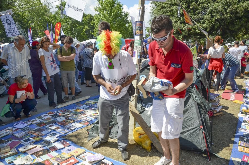 Dans la plupart des mouvements d'occupation d'un lieu, des bibliothèques se sont formées. Les lieux étaient maintenus propres. Une part de l'objectif de la mobilisation était... la mobilisation elle-même, cet univers particulier.