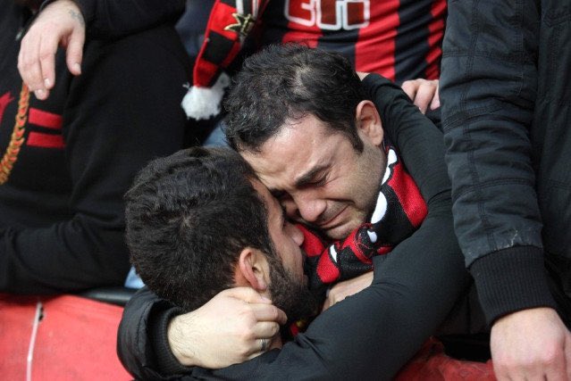 Eskisehirspor's tweet photo. Birlikte doğduk, birlikle yaşıyoruz... Elbet geçecek bu zor günler ve biz yine aynı çınarın gölgesinde hep beraber yaşlanacağız. #buimzakalplere https://t.co/rLCW5TM6Ep