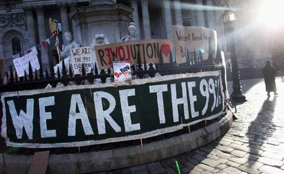 Dans le cas des mouvements "Occupy", c'est principalement un narratif qui a été développé, celui des 99% contre les 1%, revendiquant une meilleure répartition des richesses