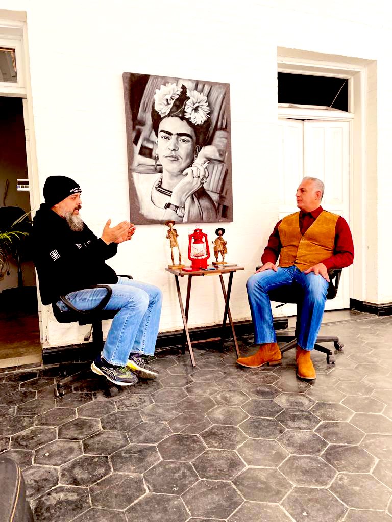 Quien no camina su ciudad, fácilmente pierde piso.

De eso platiqué con Román Alberto Cepeda mientras caminamos por el #DistritoColón del centro de #TorreónCoahuila 

Escucha ya el Episodio #01 de la tercera temporada de ADT ya disponible en Spotify y Apple Podcasts.