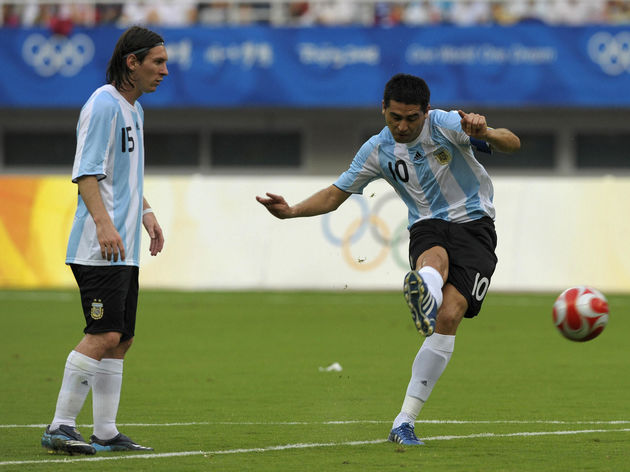 Peut-on parler de joueurs de classe mondiale oubliés et ne pas citer Juan Roman Riquelme ? Légende à Boca (3 Copa Libertadores), brillant avec Villareal (meilleur joueur étranger de Liga devant Zidane and co) et l’Argentine. Roman marchait, il flottait, il était au dessus.