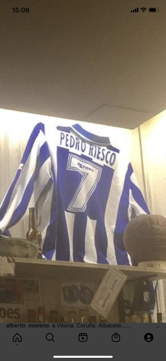 Hoy cumple 100 años el @Alaves, maravillosos fueron los dos que defendí su escudo. Imborrables momentos dentro y fuera del césped, compañeros hoy amigos, una fantástica afición y Vitoria, que me enamoró.😘¡Orgulloso de ser parte de su Historia!🤍💙#100AñosGloriosos #Zorionak 💯⚽️