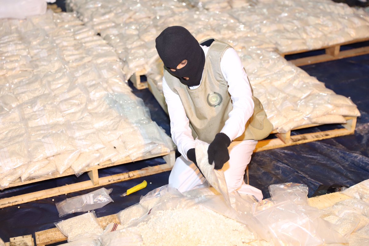 M_Alneser's tweet photo. The Saudi authorities seized over 20 million Amphetamine/Captagon pills were inside Grape shipment. There is no additional information about the source of shipment but it is similar to the seized drugs shipments of #Assad regime.
📷 @Mokafha_SA
#Syria https://t.co/ESunbzt7Z3