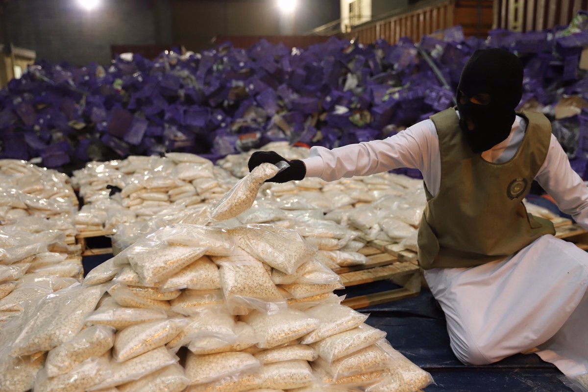 M_Alneser's tweet photo. The Saudi authorities seized over 20 million Amphetamine/Captagon pills were inside Grape shipment. There is no additional information about the source of shipment but it is similar to the seized drugs shipments of #Assad regime.
📷 @Mokafha_SA
#Syria https://t.co/ESunbzt7Z3