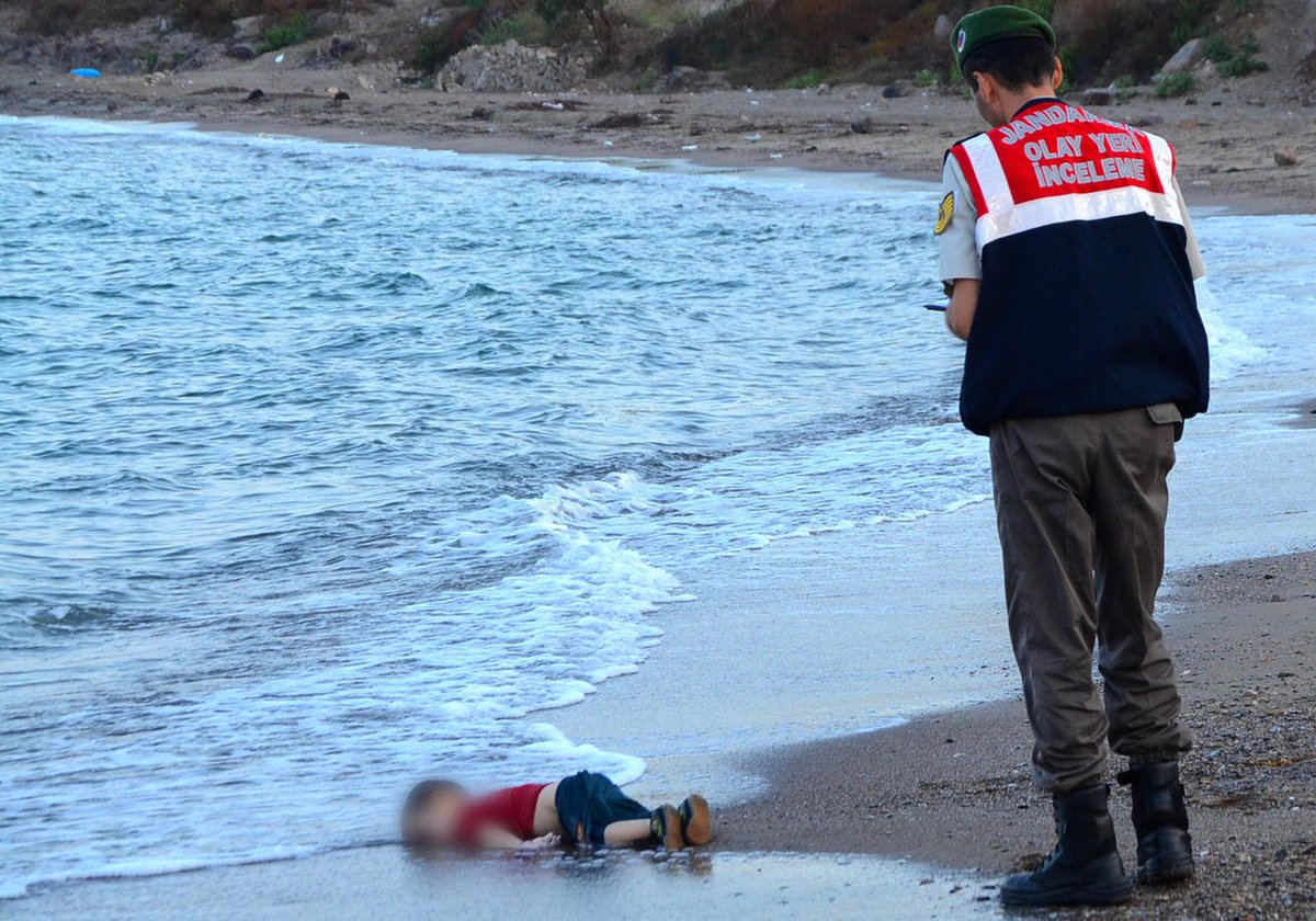 L'image choc du bébé Syrien Aylan Kurdi, mort sur une plage, a également subi des attaques de désinformation par breitbart (de Steve Bannon, bras droit de Trump) dont l'objectif là encore n'est pas "d'avoir raison", mais juste de semer la confusion.
