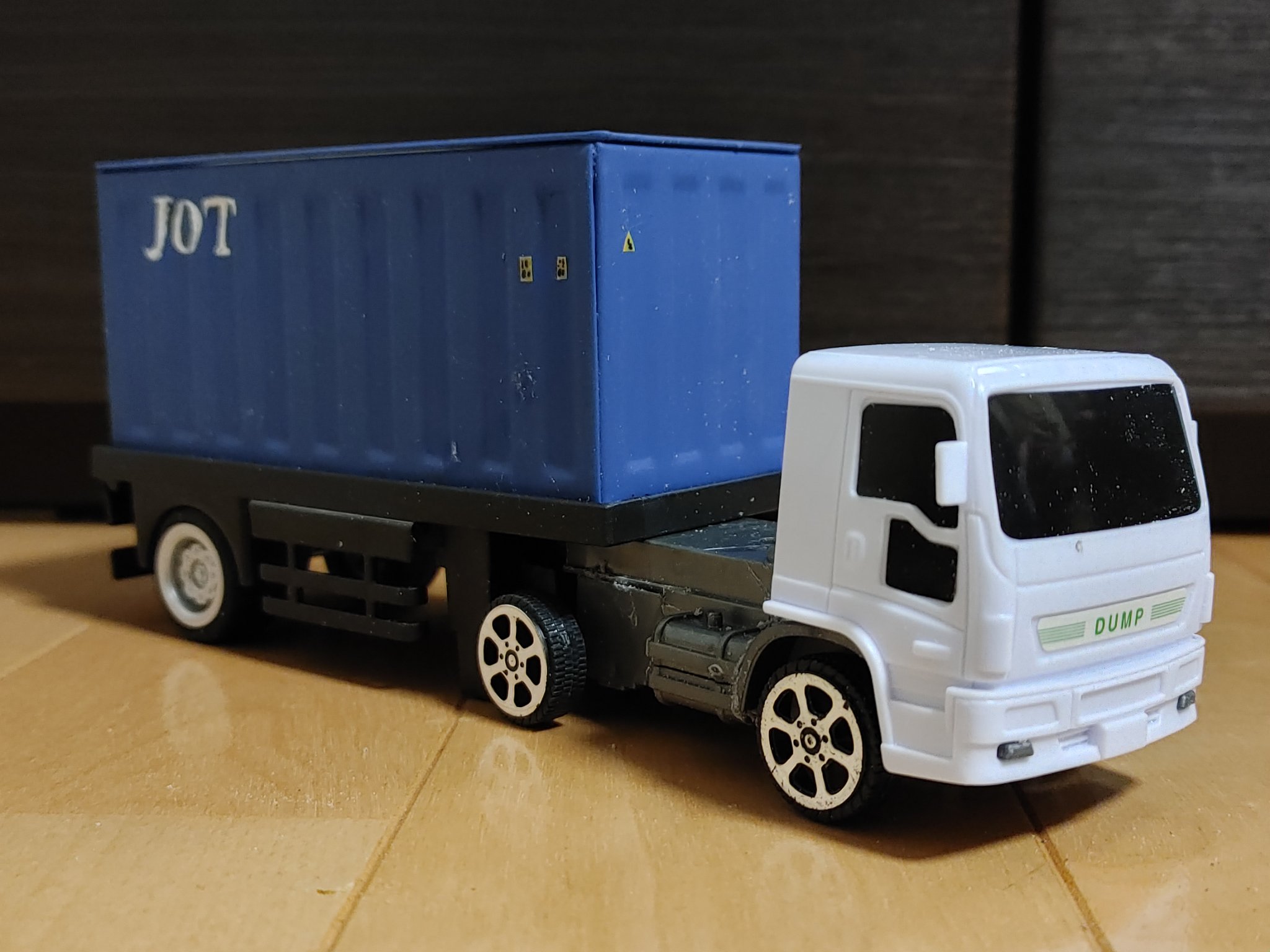 たけやん セリアのコンテナトレーラーにトレーラーヘッドがなかなか出てこないので 改造してみた プルバック機能で走ります W T Co H1in3xbclm Twitter