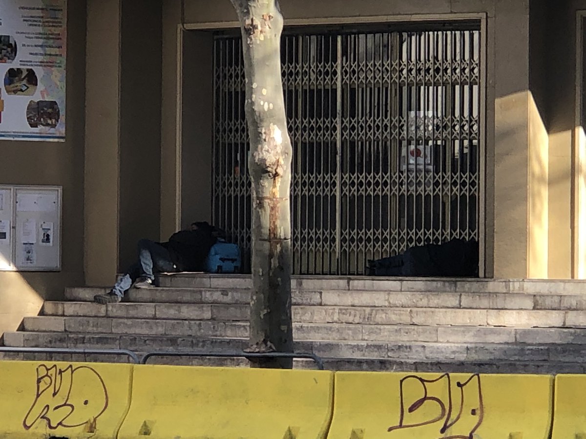 judit8383's tweet photo. @policia @mossos están en la puerta de un colegio, se mean y lo dejan sucio. Son del centro Pere Calafell que está al lado, por favor hagan algo. Ya es la tercera vez que lo hacen y el lunes los niños van al colegio. Gracias. Escola La Caixa https://t.co/Oiv6EpIsag