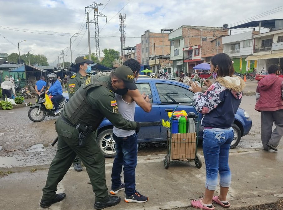 HuilaPolicia's tweet photo. #PlanORUS | Desde muy temprano nuestros uniformados ejecutan planes de registro y verificación de antecedentes en #Pitalito #ConstruyendoSeguridad https://t.co/wf6lK2Q9yc