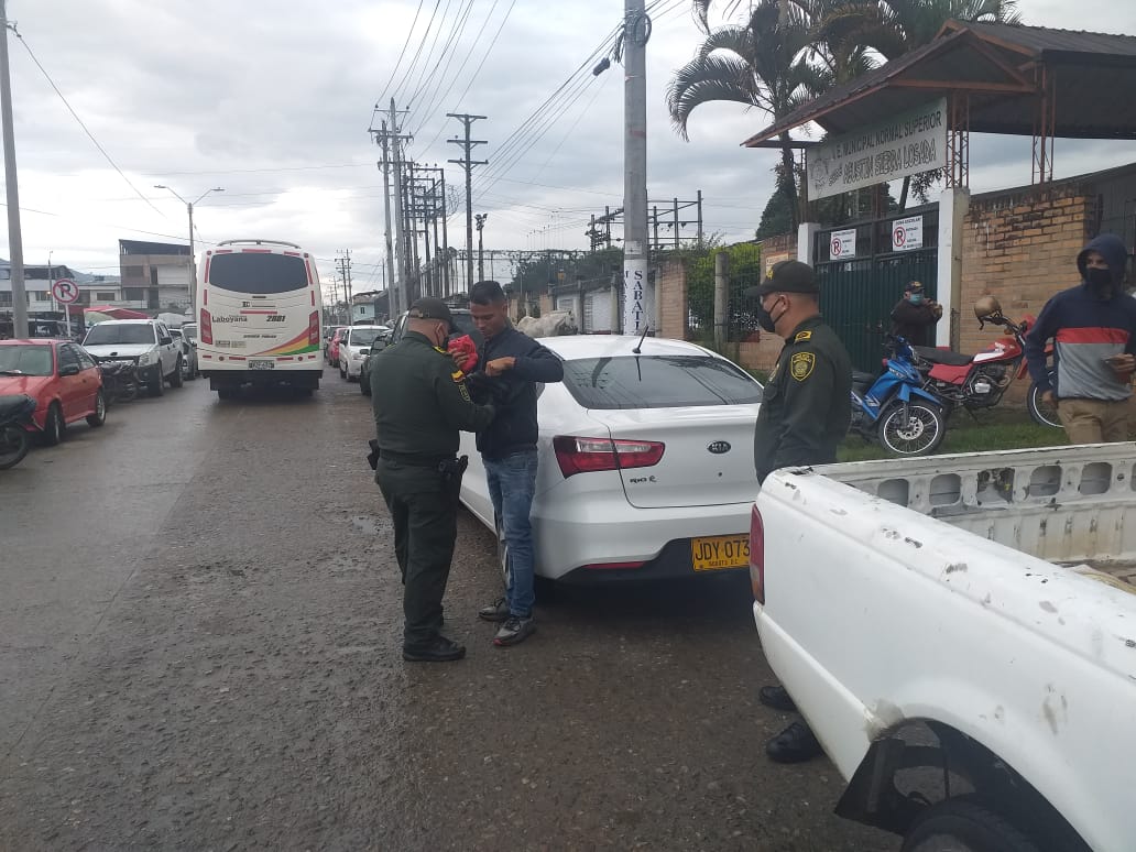 HuilaPolicia's tweet photo. #PlanORUS | Desde muy temprano nuestros uniformados ejecutan planes de registro y verificación de antecedentes en #Pitalito #ConstruyendoSeguridad https://t.co/wf6lK2Q9yc