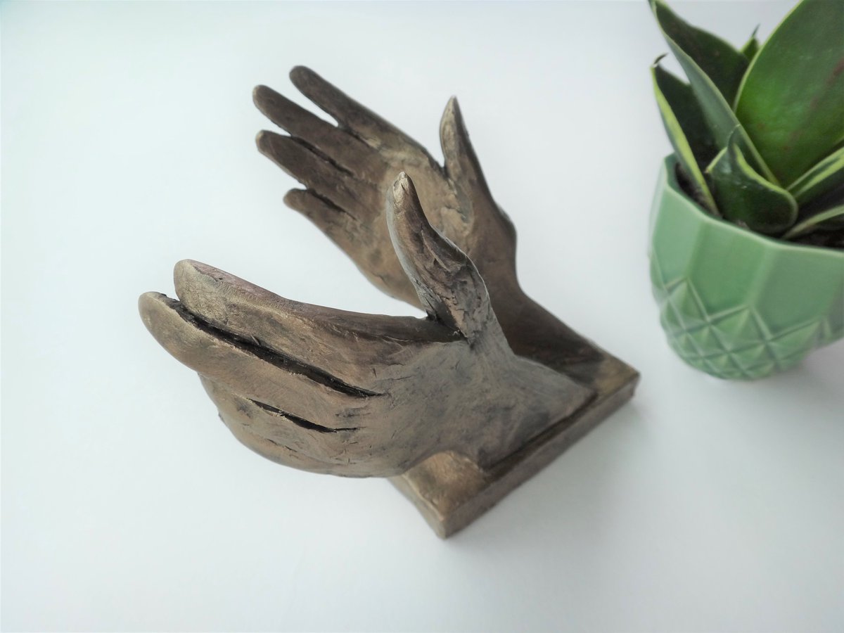 MadeInB_'s tweet photo. A tribute to the #NHS employeesโ amazing courage, skills and compassion; this amazing work of #art has been created by #British #Sculptor Thomas Meadows and a great #memento for our #NHSheroes. #Gift someone special at NHS https://t.co/aXCEbBNmxq
#supportingartisans
#nhsmillion https://t.co/onYwxz6BrU
