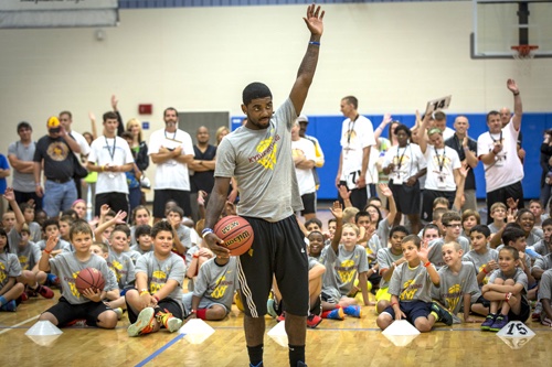 1/ Nike explique clairement à Steph qu’il n’aura pas droit à son mini-camp que Kyrie et Anthony Davis ont put déjà mener malgré leur statut junior. Steph, en revanche, jouait en NBA depuis 4 ans, et établit un nouveau record NBA en 3-pts inscrits (272) pendant la saison 2013.