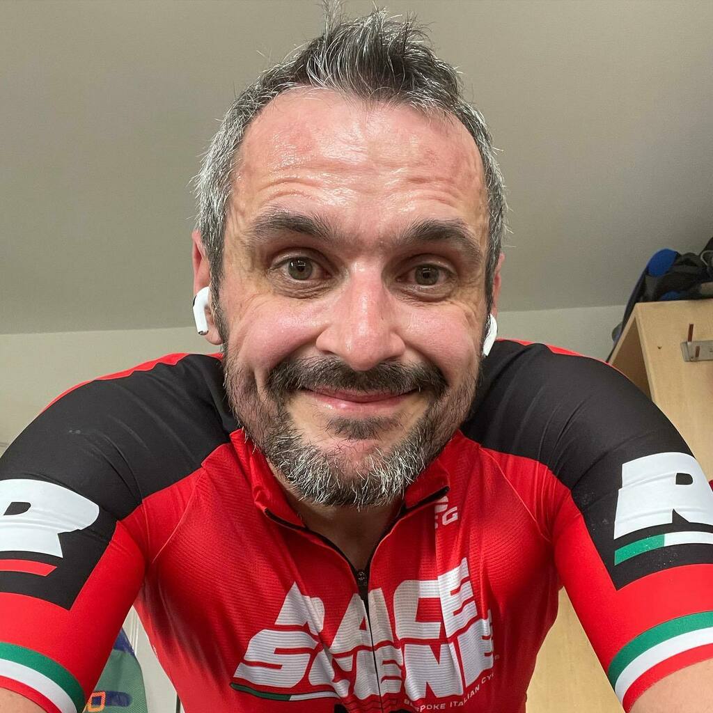 Si_Vto's tweet photo. Alp d’Huez complete. Tough day at the office 🥵🥵🥵🚴🏽🚴🏽
Decided to get fully dressed in my cycling gear for the occasion too 😆😆😆.
Now to refuel and rehydrate for tomorrow’s run with @blondie_vito
Happy Saturday 👊🏻
#cycling #cycle #cyclist #ciclista #triathlon #triathlet… https://t.co/Y78Y7YNipR