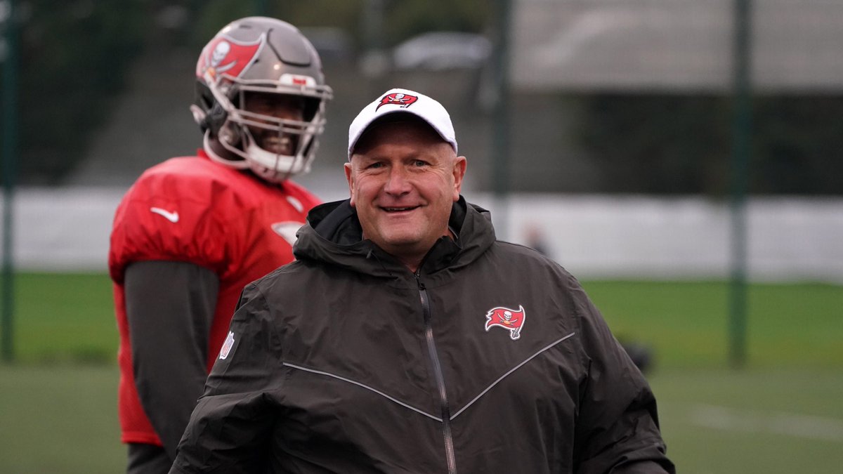 HamiltonCollege's tweet photo. Joe Gilbert '87, Hamilton’s first football player to earn first-team All-America honors, is a win away from Super Bowl berth as offensive line coach for Tampa Bay. https://t.co/QLFT8AKUbm via @SGAndrewLegare

@Buccaneers @NFL #superbowl @HamCollFootball https://t.co/lP6Em2WYu6