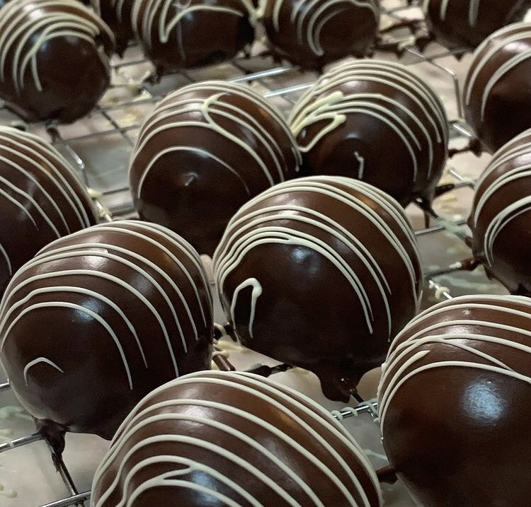 manna_bakery's tweet photo. Get your Manna Cake Pops!
Enjoy your weekend
#weekendvibes #adventure #manna #mannabakery #yyt #yyteats #stjohnsnl #stjohnsnewfoundland #newfoundlandandlabrador #newfoundland #cake #cakepopsofinstagram #cakepopsicles #chocolate #sweet #yummy #yum #pastryart #pastrylove https://t.co/UWHBBiHM5u