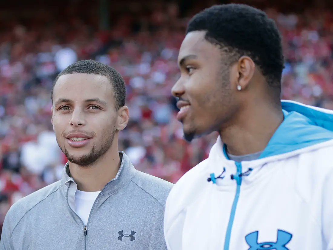 Et bien sûr, avec son sourire charmeur, Kent attire l’oeil de ses coéquipiers.Steph et Kent deviennent des amis proches. Tous deux ont grandi en Caroline du Nord et sont les derniers à quitter la salle d’entrainement le soir.Un lien fort se crée.