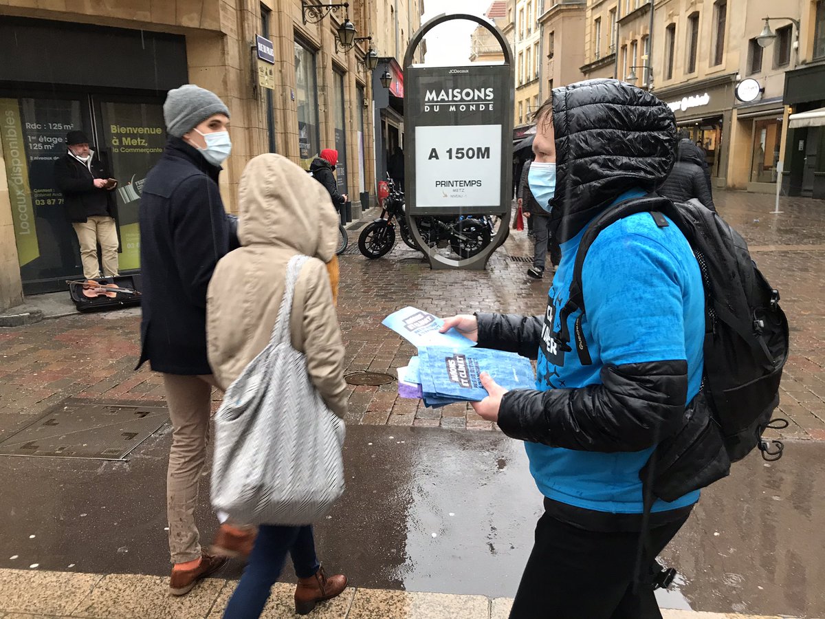 Distribution de tracts par des membres de Greenpeace, cet après-midi, à Metz. Ils appellent à réduire le trafic aérien pour abaisser les émissions de ce secteur. <a href="/F3Lorraine/">France 3 Lorraine</a>