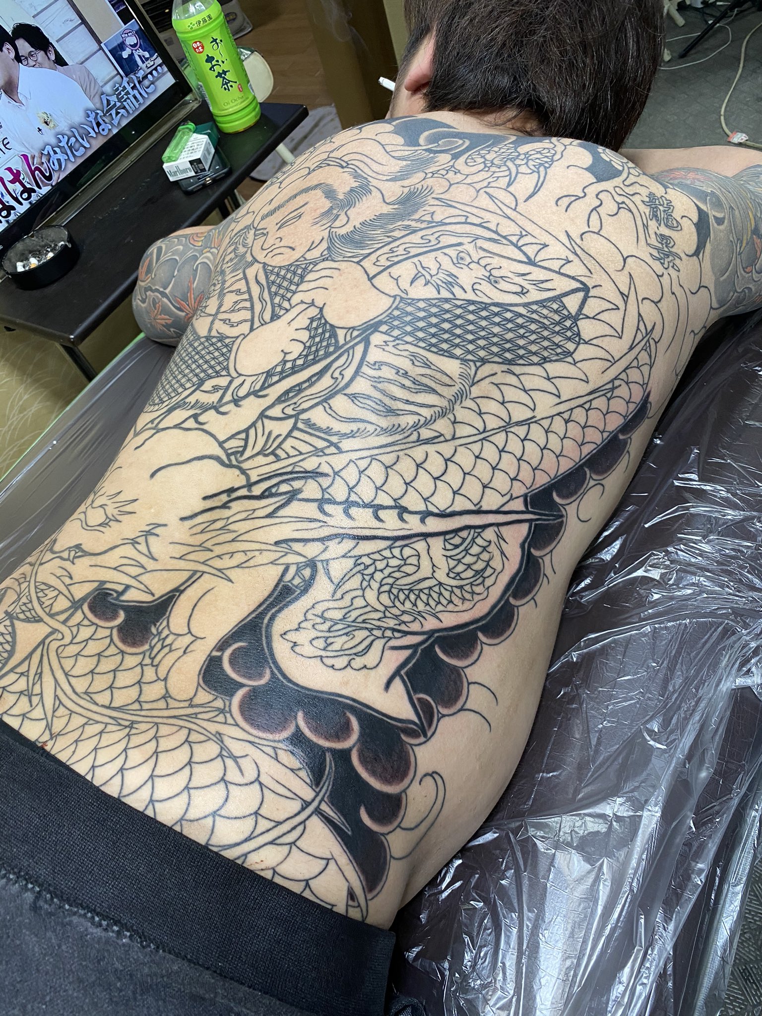 彫つな一門 姫路刺青師 龍景 雲龍九郎 背景額の暈し進めました お疲れ様でした T Co W7ns9bjdwa T Co Abzjzjlb9j Twitter