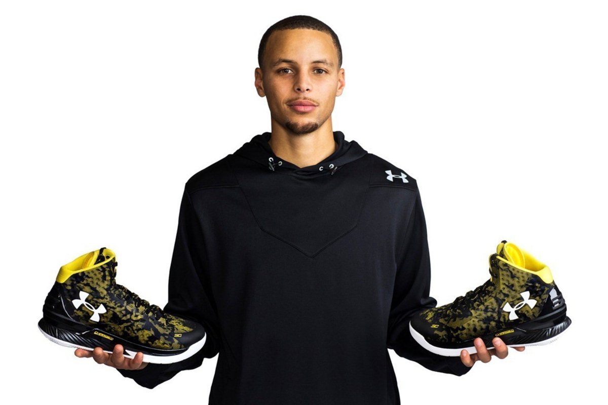 L’absence d’intérêt du côté de Nike pendant leur réunion a scellé l’affaire pour Steph. Il décide de signer avec Under Armour pour $4 million par an. 