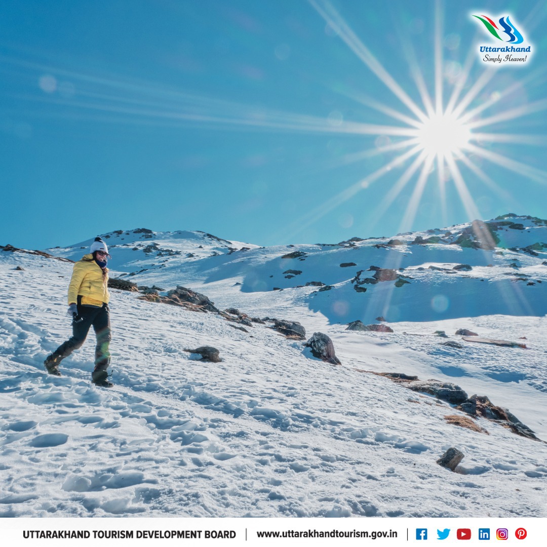 UTDBofficial's tweet photo. Sankari village near Mussoorie offers ecstatic morning views with a stunning backdrop of Himalayan skyline. The village works as a base camp for many famous treks such as Har Ki Dun valley, Kedarkantha Trek, Bali Pass Trek, Rupin pass Trek and many more.

#uttarakhandtourism https://t.co/3hXkowRlWr