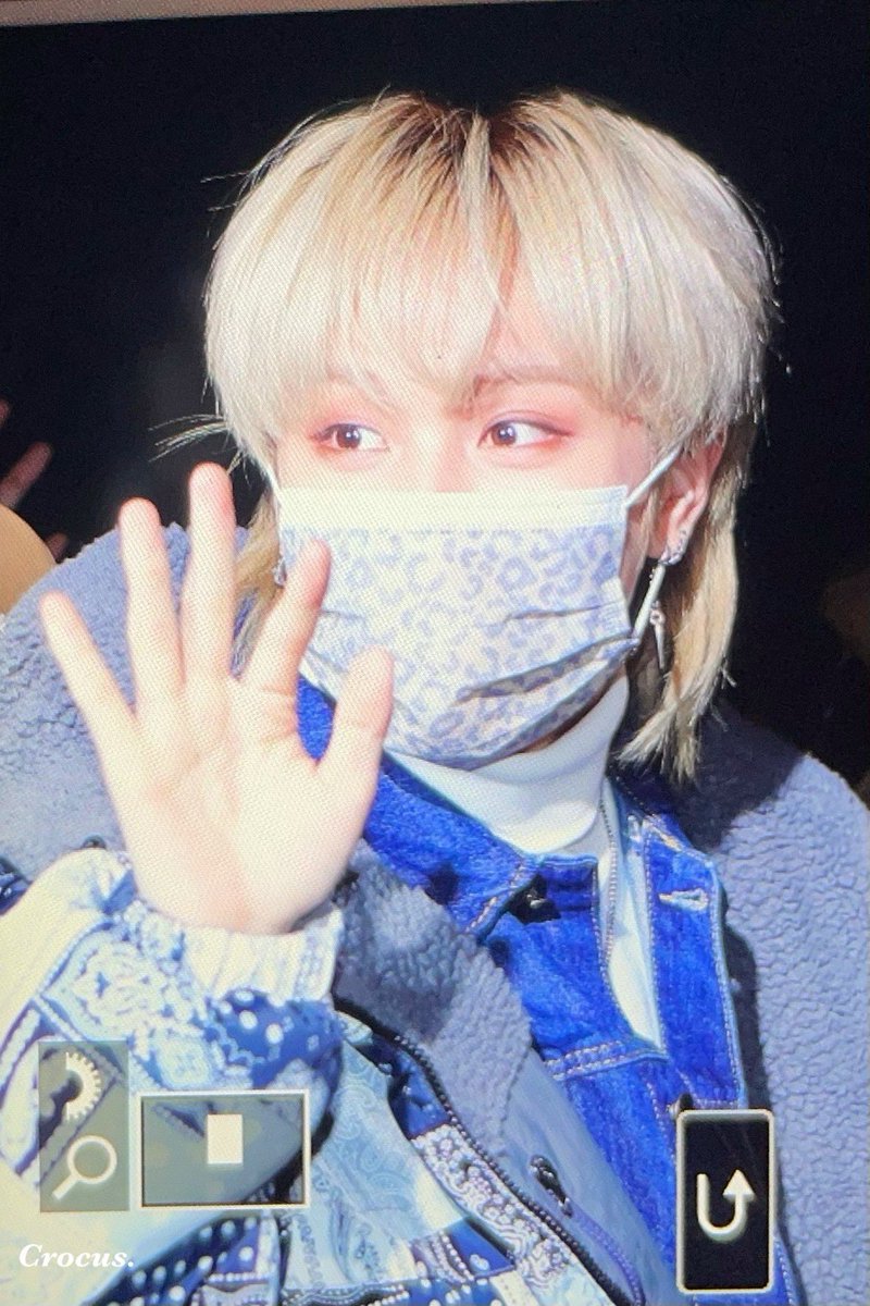 crocus0124's tweet photo. 210123 스튜디오위 6 퇴근 

생일 한시간 남았어여 🐹

 #원위 #ONEWE #키아 #CyA #기욱 https://t.co/9CpvQcAvcf