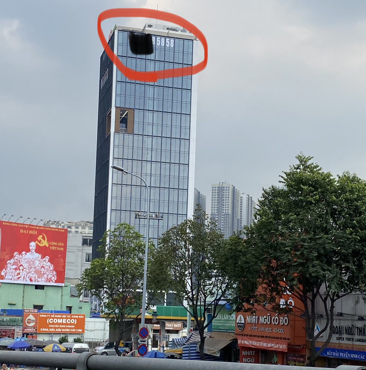 vnshocker's tweet image. ベトナムではよい告知の仕方だと思います。
電話番号も覚えやすい番号になってます。

日本ではこんな直接は許されなそうですよね。