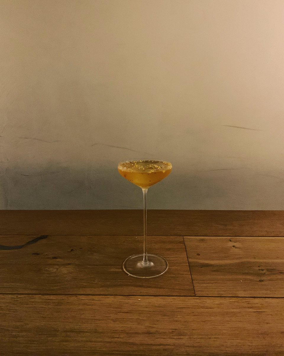 Bar燐光 ドライシェリーと金木犀 柚子のカクテル 金木犀を白ワインに浸けて熟成させたお酒は桂花陳酒と呼ばれている そのアレンジで ドライシェリーに桂花を浸けたものと少しエルダーフラワーのリキュール あと柚子皮を加えて 甘い金木犀の香りを残しながら