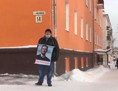  #Russia : a lone protester out to support  #Navalny in the  #Ural town of Alapaevsk.  #23январяЗаСвободу
