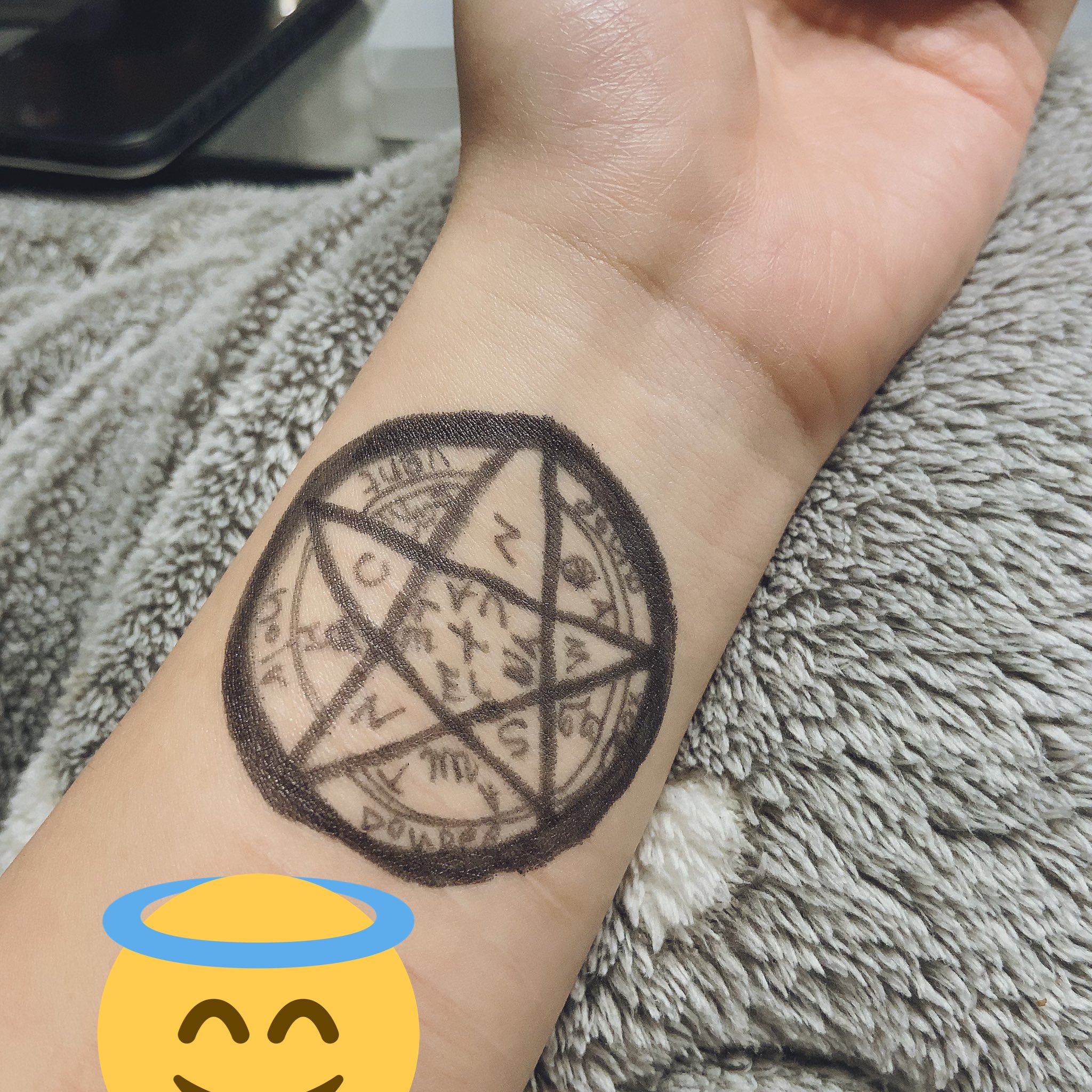 ボリボリ先生 タトゥーいれられないから自分で書いた いつかタトゥーいれる時は手首に五芒星を入れたい さよならを教えて T Co 3jiz4pimwi Twitter