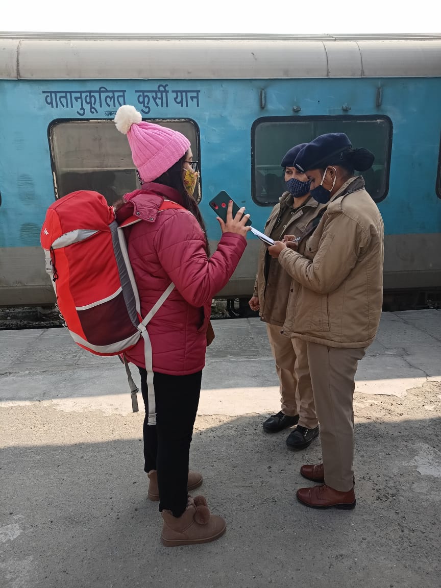 Date 23/01/2021
Train no 02040 attended by SIPF Manisha with LCT Rachna and  interacted with lady passengers travelling alone under " Meri saheli " Campaign and told them about 182 security help line no.
