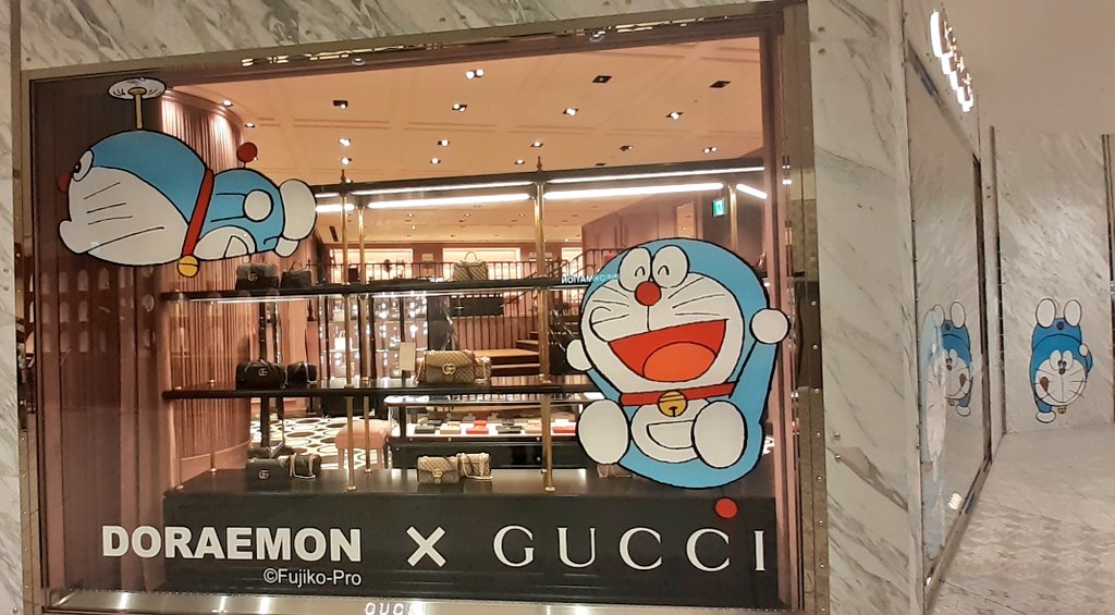 大浦はるお Jr横浜タワー内 駅ビルニューマン1階にあるグッチのショップではドラえもん のコラボグッズを販売していて 店外にはご覧のようにドラえもんのステッカーが貼られていた グッチでドラえもんとのコラボは 初めてでスカーフやスマホケース