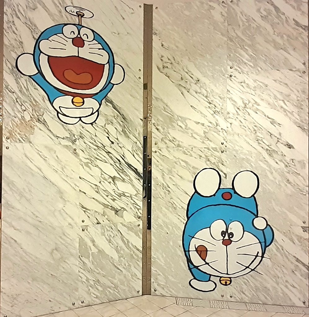 大浦はるお Jr横浜タワー内 駅ビルニューマン1階にあるグッチのショップではドラえもん のコラボグッズを販売していて 店外にはご覧のようにドラえもんのステッカーが貼られていた グッチでドラえもんとのコラボは 初めてでスカーフやスマホケース