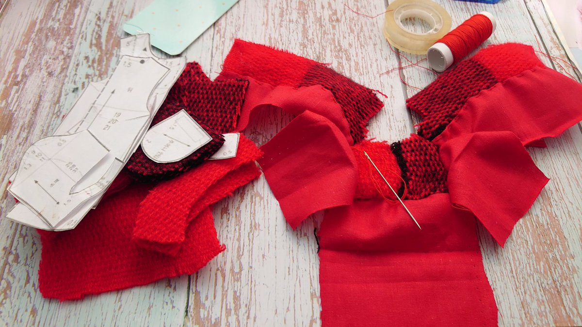 estdul's tweet photo. Y por fin hice mi primer abrigo (todo cosido a mano) para Valeria.Tenia está bufanda o pañuelo de invierno y decidí cortarle un poquito para hacer este diseño.besazos #blythe https://t.co/AQjr2L3RiP