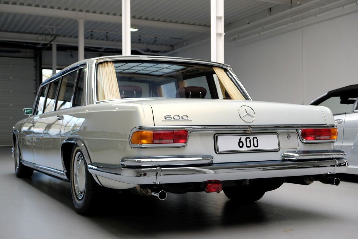 Earlsimxx's tweet photo. Yours for $2,620,000. 

🚘: 1975 Mercedes-Benz 600 Pullman

(more interior pics below) https://t.co/S50qJMmzxX