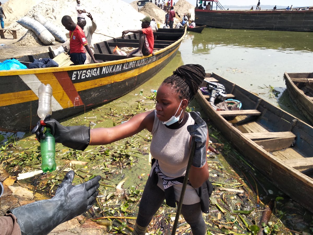 NakabuyeHildaF's tweet photo. "It's just one bottle, what can it do?"
Said 10,000 people.
One bottle can destroy nature and kill life. That's what it can do.
#EndPlasticPollution
#LakeShoreCleanUp
#LakeVictoria https://t.co/A5wncFqIDH