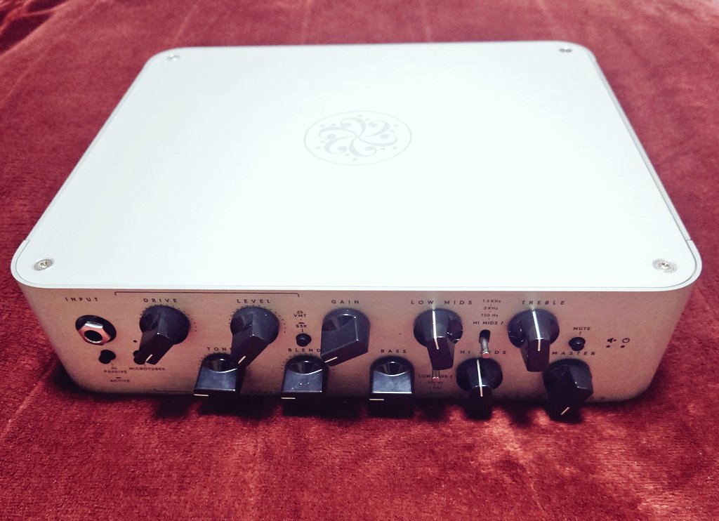 aykmrrh's tweet photo. まいにゅーぎあ!
出番はいつになるかわかんないけども🙄
#mynewgear #Darkglass #Microtubes900 https://t.co/DMTsucbtRh