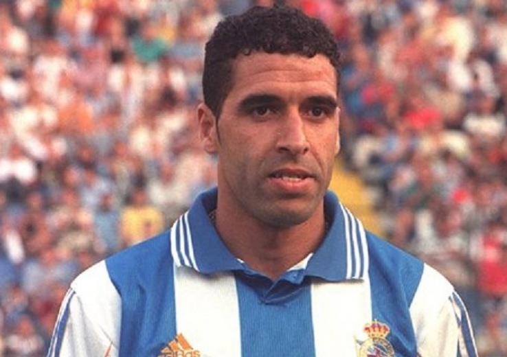 Nourredine Naybet. Défenseur magnifique, de la race des L.Blanc, Hierro. Son Déportivo la Corogne, avec Makaay, Manuel Pablo, Djalminha est champion de Liga 2000 devant Barça, Real, Valence. Légende du Maroc 1996-2004 avec Mustafa Hadji. Finaliste de CAN, Vainqueur LDC africaine