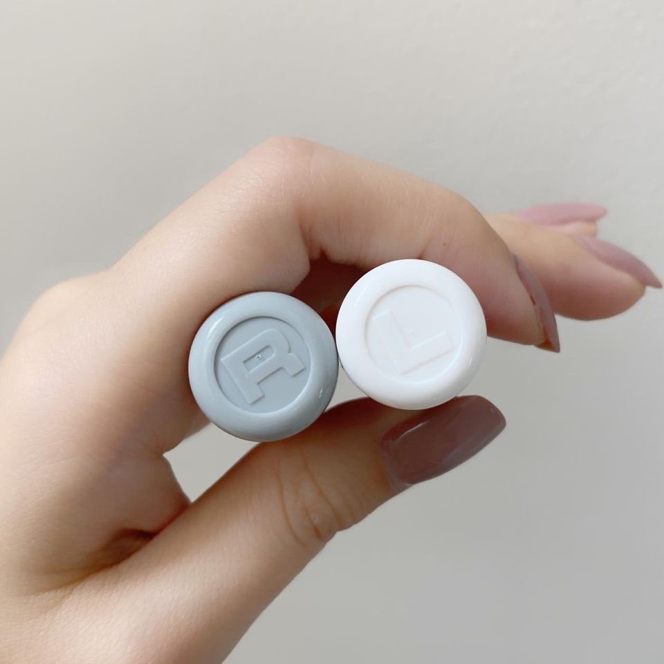 ซื้อสิ่งนี้มาจาก Muji ที่ใส่คอนแทคเลนส์แบบหลอด ดีกว่าใส่แบบกลมๆ เพราะอันนี้ฝาเค้ากันน้ำหก น้ำระเหย แล้วตัวฝาหมุนออกมาจะติดคอนแทคเลนส์ของเรามาด้วย สะดวกมาก แล้วขนาดเล็กสุด พกง่าย เป็นสีใส มองเห็นเลนส์ได้เลยว่ามีอะไรสกปรกแปลกปลอมรึเปล่า บอกเลยว่าดีมาก ซื้อมาประมาณ 100 นึงจ้า