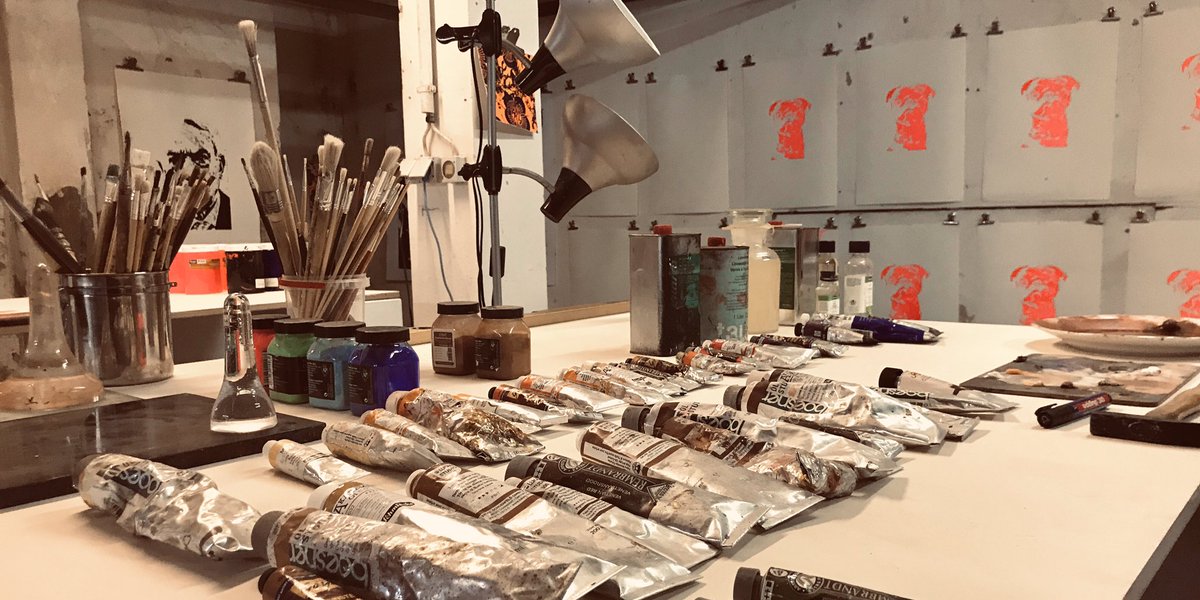 AtelierAlteBro1's tweet photo. Zeit des Kunstschaffens in der Abgeschiedenheit des Ateliers. 
Für das System mag Kunst nicht relevant sein, für den Menschen ist es ein Lebensmittel. Relevant für Gesellschaft, Demokratie und Freiheit. 
#cyrusoverbeck #kunst im #Lockdown #Duisburg #Atelier #insidethestudio https://t.co/E1ytByOpJM